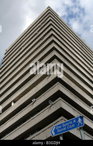 Stile anni sessanta blocco di appartamenti a Radford nodo stradale fuori dalla tangenziale di Coventry City Centre, Coventry, England, Regno Unito Foto Stock