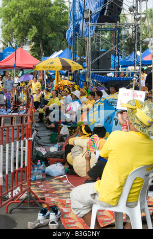 I manifestanti che occupano i giardini intorno al palazzo del governo di Bangkok Foto Stock