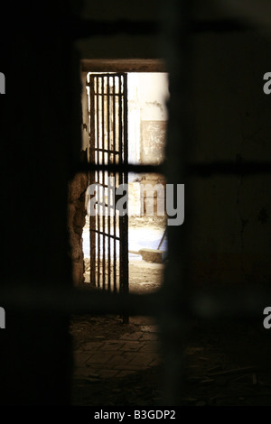 Un vecchio moody scuro vuoto abbandonati cella di prigione Foto Stock