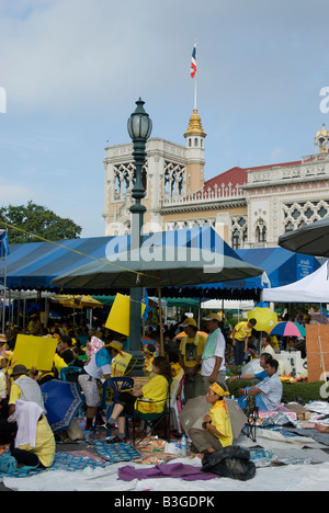 I manifestanti che occupano i giardini intorno al palazzo del governo di Bangkok Foto Stock