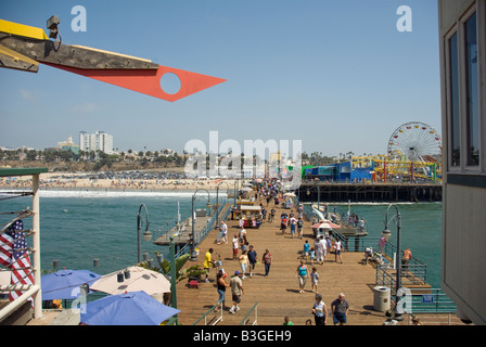 Pacific Park al Molo di Santa Monica Pier CA famiglia parco divertimenti grande ruota panoramica Ferris Roller Coaster movimento sull'oceano Foto Stock