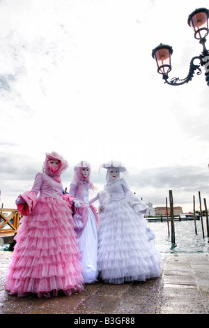 Tre eleganti maschere a Venezia Italia Foto Stock