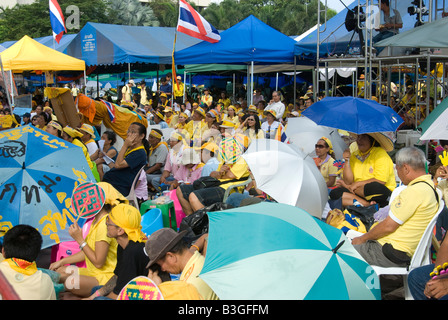 I manifestanti che occupano i giardini intorno al palazzo del governo di Bangkok Foto Stock