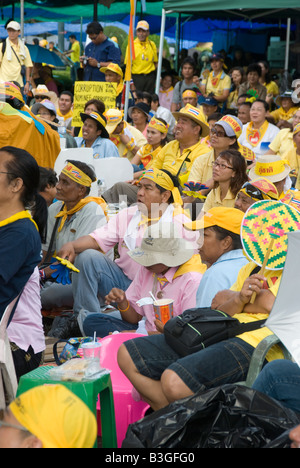 I manifestanti che occupano i giardini intorno al palazzo del governo di Bangkok Foto Stock