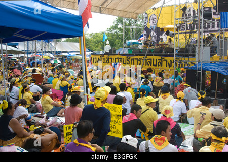 I manifestanti che occupano i giardini intorno al palazzo del governo di Bangkok Foto Stock