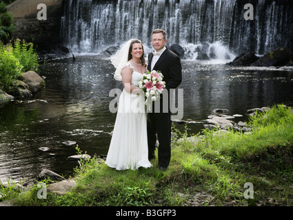 Un Felice sposa giovane nel loro 40's Foto Stock