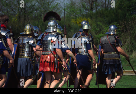 I soldati romani della Legio XIIII marciando al Lunt Roman Fort a Baginton vicino a Coventry Foto Stock