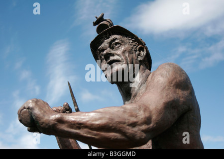 Statua dei minatori che commemora il patrimonio minerario nella Forest of Dean Gloucestershire Foto Stock