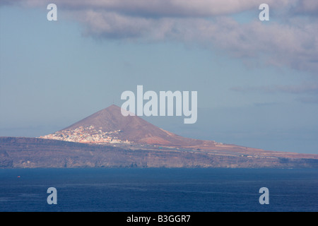 Case costruite sul vulcano estinto in Galdar, ex capitale di Gran Canaria nelle Isole Canarie. Foto Stock