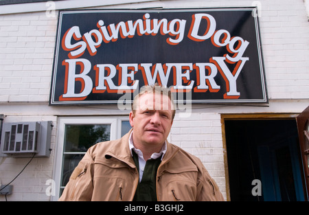 Jim Kenyon proprietario del cane di filatura birreria situato nella parte posteriore del pub Victory in Hereford Inghilterra REGNO UNITO Foto Stock