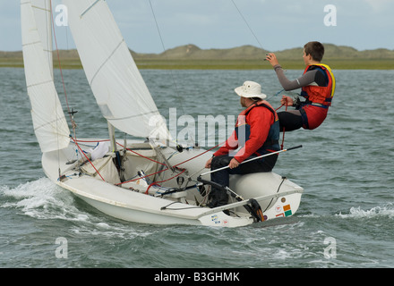 Un 470 racing dinghy durante la regata Morston. Foto Stock