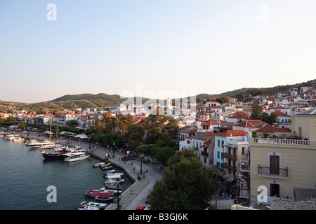 Grecia Skopelos Sporadi isola una vista della città e del porto Foto Stock