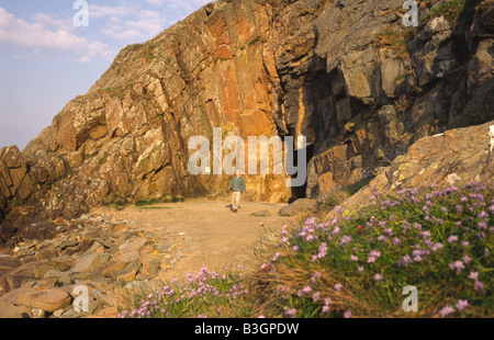 Pellegrino in visita St Ninians grotta nei pressi di Whithorn nel Machars Galloway Scotland Regno Unito Foto Stock