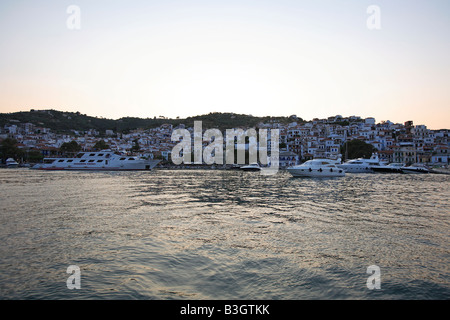 Grecia Skopelos Sporadi isola una vista della città e del porto Foto Stock