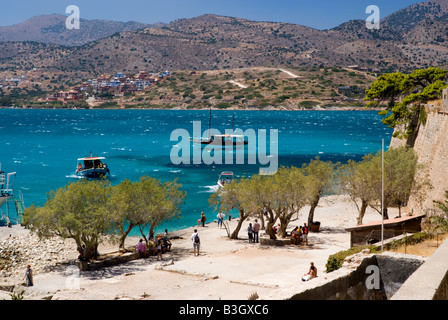 Vista guardando verso plaka dall isola di Spinalonga elounda Creta Grecia Foto Stock