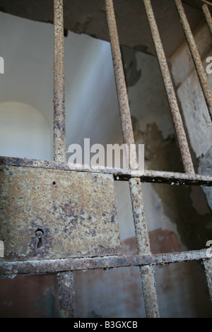 Un vecchio moody scuro vuoto abbandonati cella di prigione Foto Stock