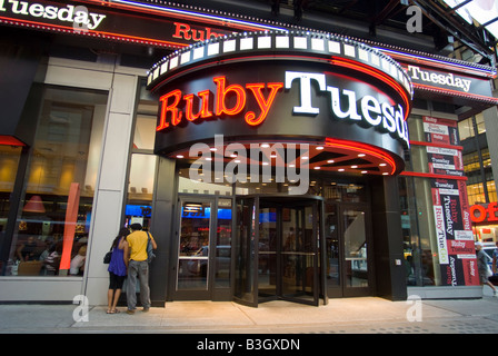 A Times Square il ramo del Ristorante Ruby Tuesday la catena Foto Stock