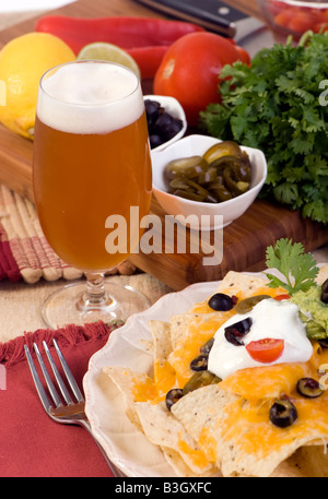 Everybodys nachos preferiti con un sacco di formaggio e condimenti Foto Stock