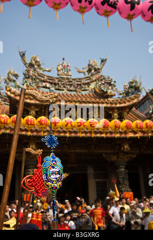 Un amuleto e devoti pellegrini al Matsu Mazu festival, Zhenlan tempio, Dajia, Taiwan, Repubblica della Cina (ROC) Foto Stock