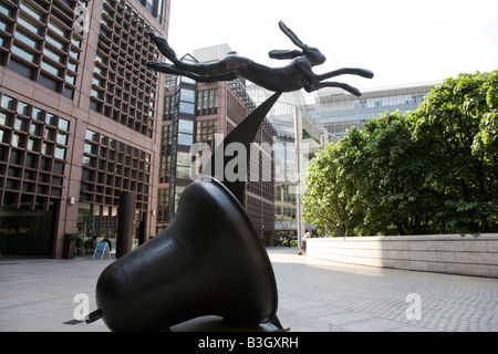 La scultura "saltando su lepre Crescent e Bell' da Barry Flanagan. Situati al di fuori di UBS edificio in Broadgate, Londra, Inghilterra. Foto Stock