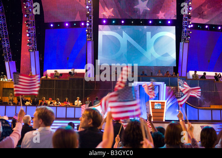 Immagine artistica di bandiere sventolano in fron del simbolo DNC al 2008 Convenzione Denver CO Foto Stock