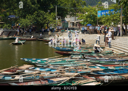 Gite in barca a Ninh Binh per Tam Coc in Nord Vietnam centrale Foto Stock