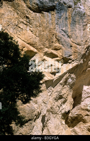 L'Italia, Abruzzo, aterno valley, San Venanzio riserva regionale, San Venanzio gole, rocce vicine fino Foto Stock