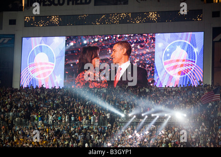 Barack e Michelle Obama abbracciare dopo il suo discorso all'Invesco Stadium a significare la fine della Convenzione Nazionale Democratica Foto Stock