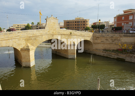 Il XVIII secolo ponte di Rojales oltre il fiume Segura murcia spagna Foto Stock