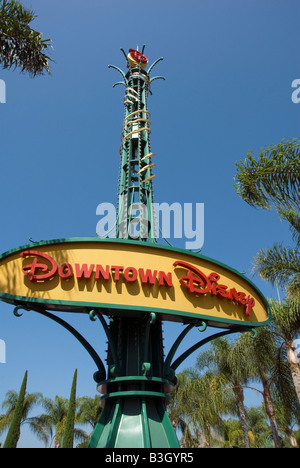 Downtown Disney segno di benvenuto a Disneyland Anaheim Stati Uniti d'America palme cercando Foto Stock