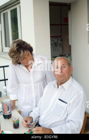 Coppia di anziani avendo divertimento a casa Foto Stock