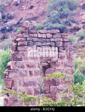 In piedi la parete in pietra di una vecchia pietra-walled building. Fotografia Stock da cahyman. Foto Stock