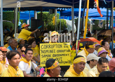 I manifestanti che occupano i giardini intorno al palazzo del governo di Bangkok Foto Stock