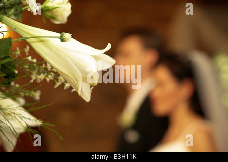 Chiudere un bouquet della sposa e lo sposo in background Shallow D o F Foto Stock