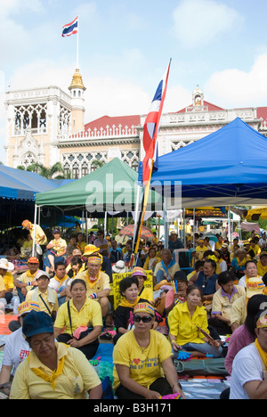 I manifestanti che occupano i giardini intorno al palazzo del governo di Bangkok Foto Stock