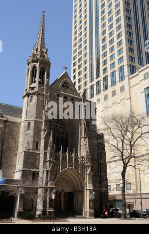 Torre di quarta chiesa presbiteriana (1914). Sullo sfondo, 900 North Michigan edificio (1989). Magnificent Mile. Chicago Foto Stock