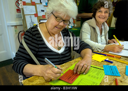 In un villaggio di mostrare in Cornovaglia due donne mature scrivere le carte per i vincitori Foto Stock