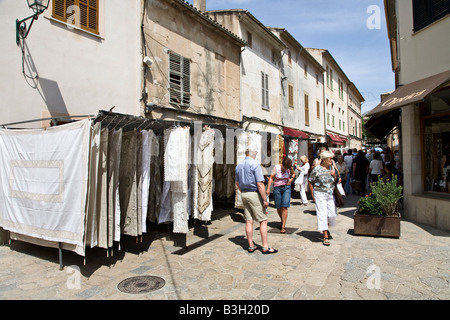 Le bancarelle del mercato di Pollenca, Mallorca, Spagna. Foto Stock