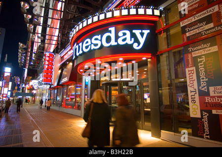 I turisti a piedi passato la recente apertura del ramo del Ristorante Ruby Tuesday catena in Times Square Foto Stock
