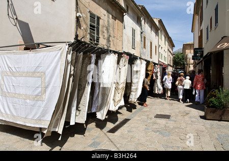 Le bancarelle del mercato di Pollenca, Mallorca, Spagna. Foto Stock