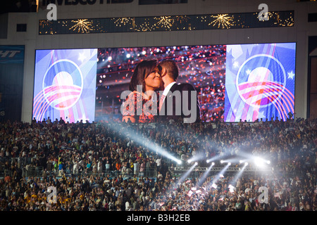 Barack e Michelle Obama abbracciare dopo il suo discorso all'Invesco Stadium a significare la fine della Convenzione Nazionale Democratica Foto Stock