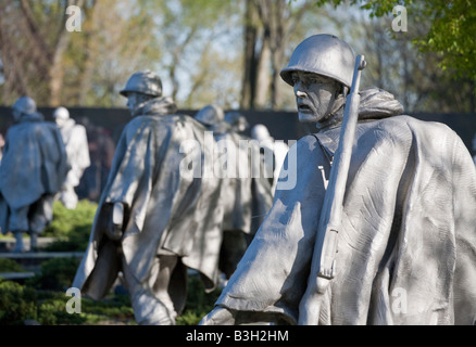 Haunted guardare a sinistra. Una statua di un fucile toting noi soldato combattente in Corea con un tormentato stanchi disperati guardare sul suo volto