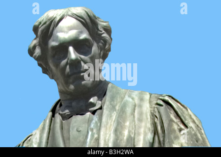 Statua di Sir Michael Faraday al di fuori dell'Istituto di ingegneria e tecnologia, Savoy Place, Londra Foto Stock