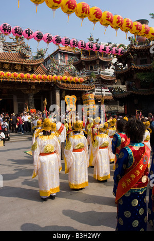 La folla di pellegrini devoti al Matsu Mazu festival fare offerte, Zhenlan tempio, Dajia, Taiwan, Repubblica della Cina (ROC) Foto Stock