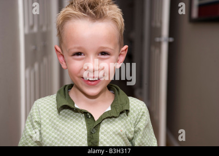 Felice anno cinque old boy sorrisi a fotocamera Foto Stock