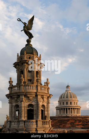 Una delle torri del Gran Theatro nella parte anteriore del Capitolio in Havana Cuba Aprile 2007 Foto Stock