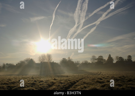 Misty sunrise, Burgess Hill, Inghilterra Foto Stock