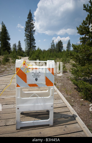 "Chiuse a causa troppo pericoloso Wildlife' segno nel Parco Nazionale di Yellowstone, Wyoming Foto Stock