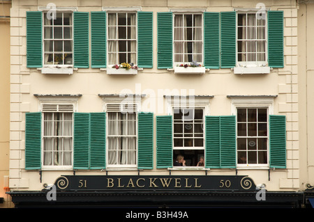 Due donna avente una conversazione in Blackwell bookshop's café Foto Stock