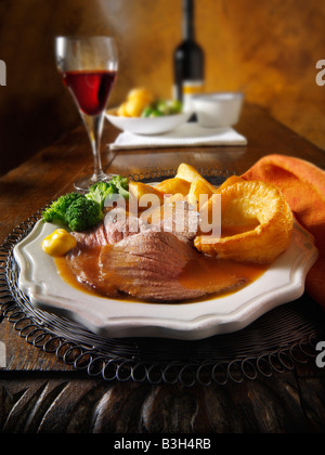 Britannico tradizionale arrosto con un arrosto di manzo, patate arrosto, Yorkshire budini. 21 giorni appeso Foto Stock